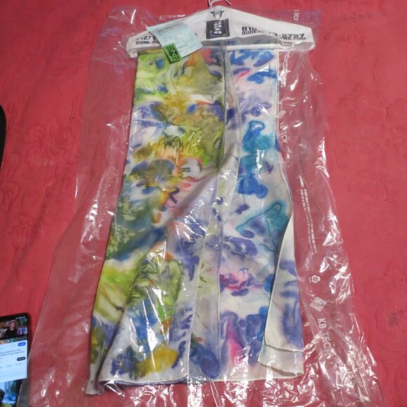 Two separate Watercolor scarves - Picture 13 of 13